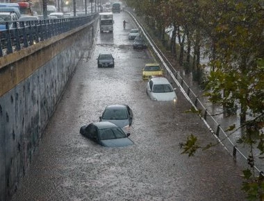 «Βιβλική» καταστροφή στην Β. Ελλάδα: Αυτοκίνητα επιπλέουν στο νερό- Ανυπολόγιστες οι ζημιές (φωτο)